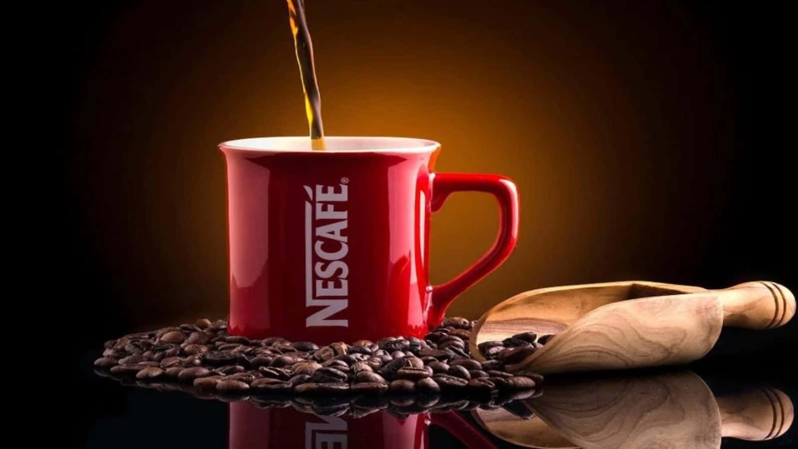 Brown Coffee 桌布 壁紙 — 濃郁咖啡倒入紅色Nescafé杯中，周圍有烘焙咖啡豆和木勺，置於反光表面上。