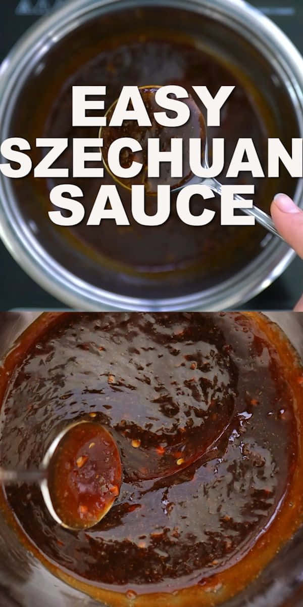 Szechuan Sauce 桌布 壁紙 — 濃郁深棕色四川醬在金屬碗中，用勺子舀起光澤有質感的醬汁，顯示紅辣椒片。