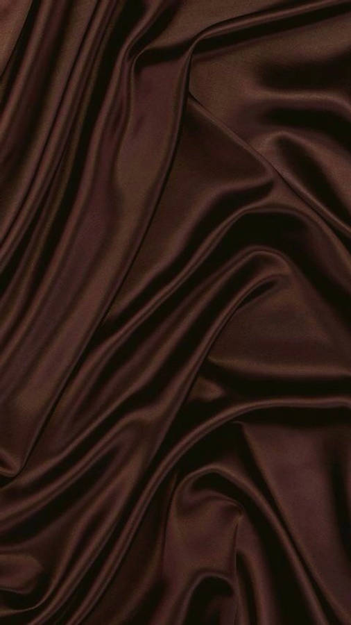 Dark Brown Aesthetic 桌布 壁紙 — 濃郁的朱古力棕色緞面布料，帶有深邃皺褶和捕捉柔和光線的光澤亮點。
