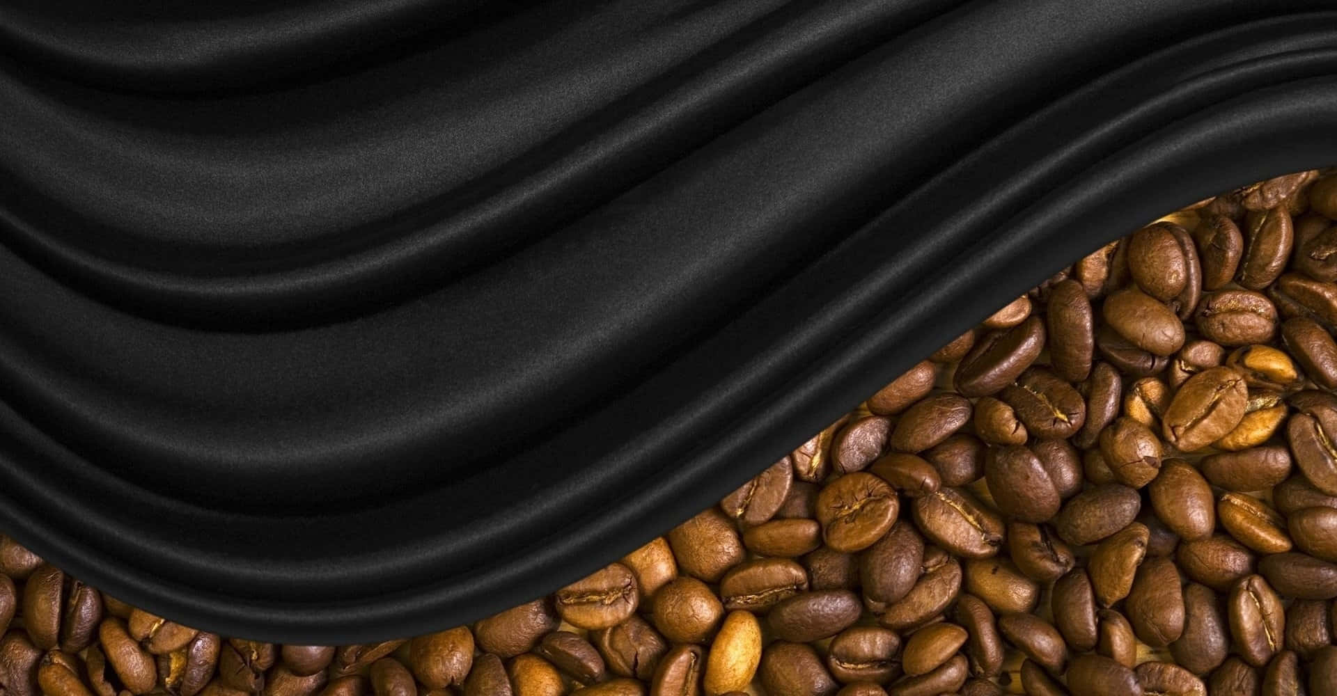 Black Coffee 桌布 壁紙 — 濃郁的棕色咖啡豆與流動的黑色緞面布料形成對比，營造出奢華的特寫構圖。