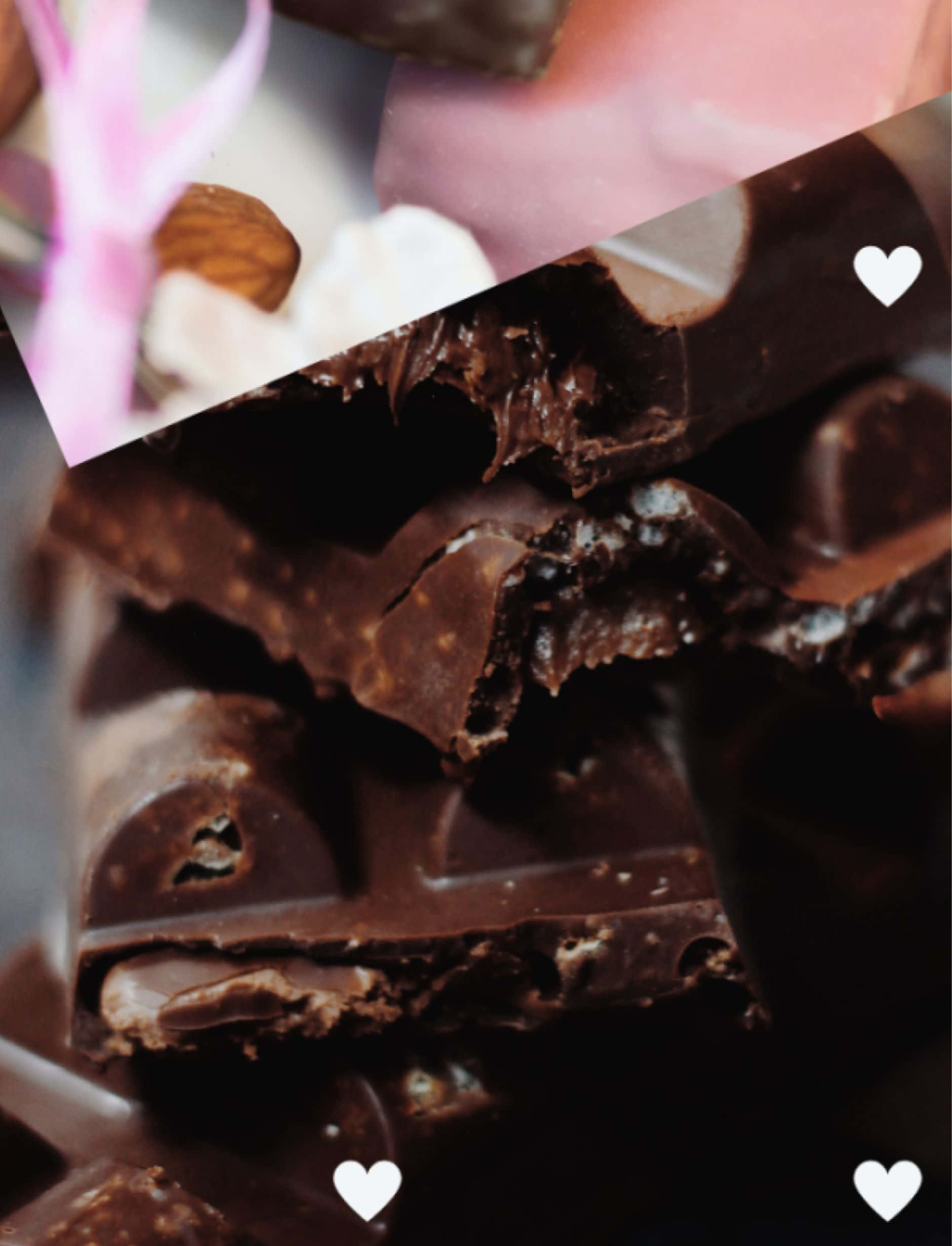 Dark Chocolate 桌布 壁紙 — 濃郁黑朱古力塊配杏仁和粉紅絲帶的微距頹廢甜品照。