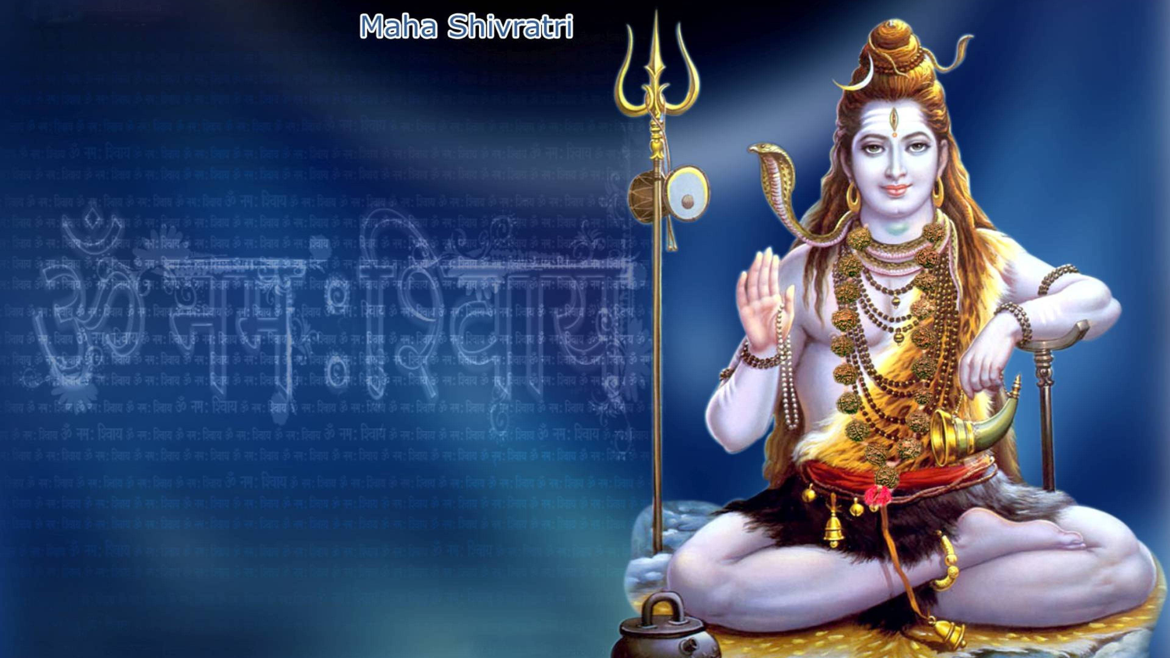 Lord Shiva 桌布 壁紙 — 濕婆以冥想姿勢坐著，飾有金色珠寶和三叉戟，背景為藍色並帶有梵文文字。
