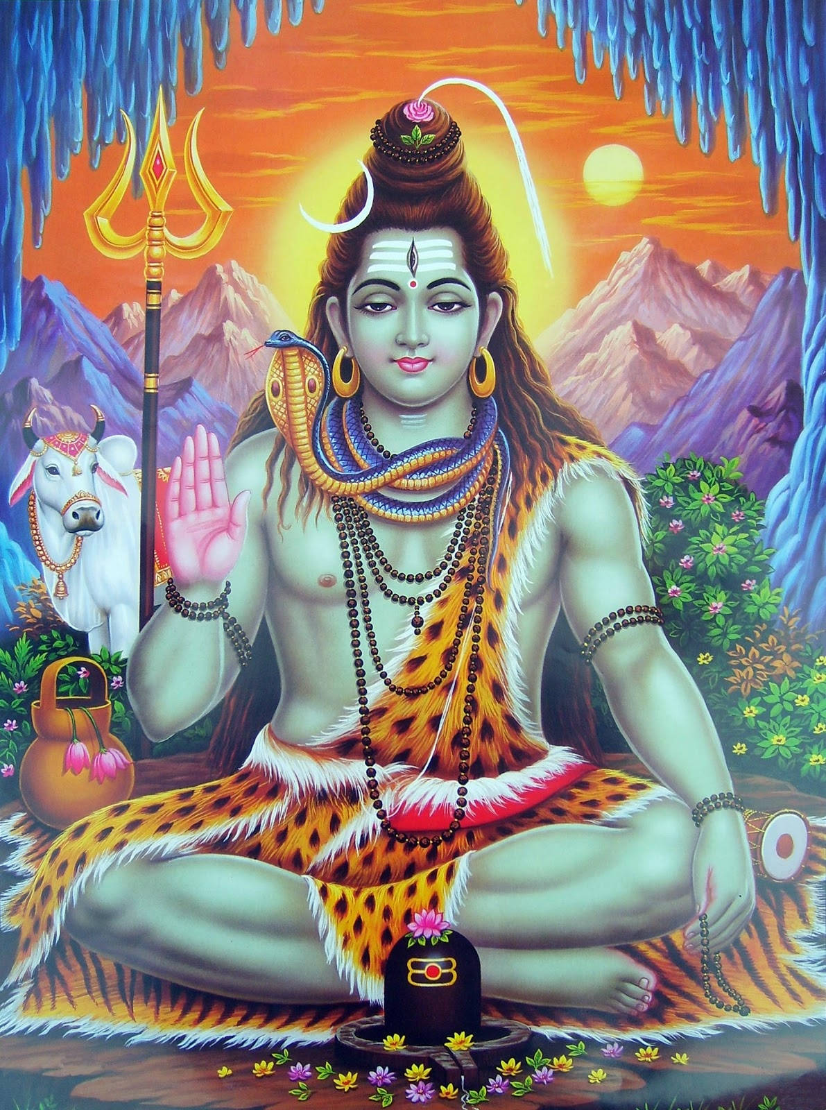 Lord Shiva 桌布 壁紙 — 濕婆在一個裝飾著鮮花和神聖符號的山洞中，在充滿活力的日落下沉靜地冥想。