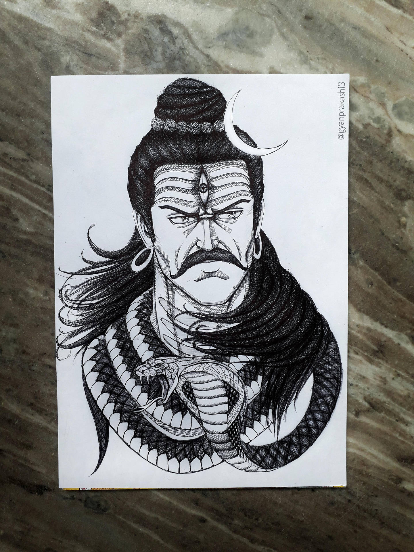 一幅帶有眼鏡蛇和新月的黑白神祇插圖。