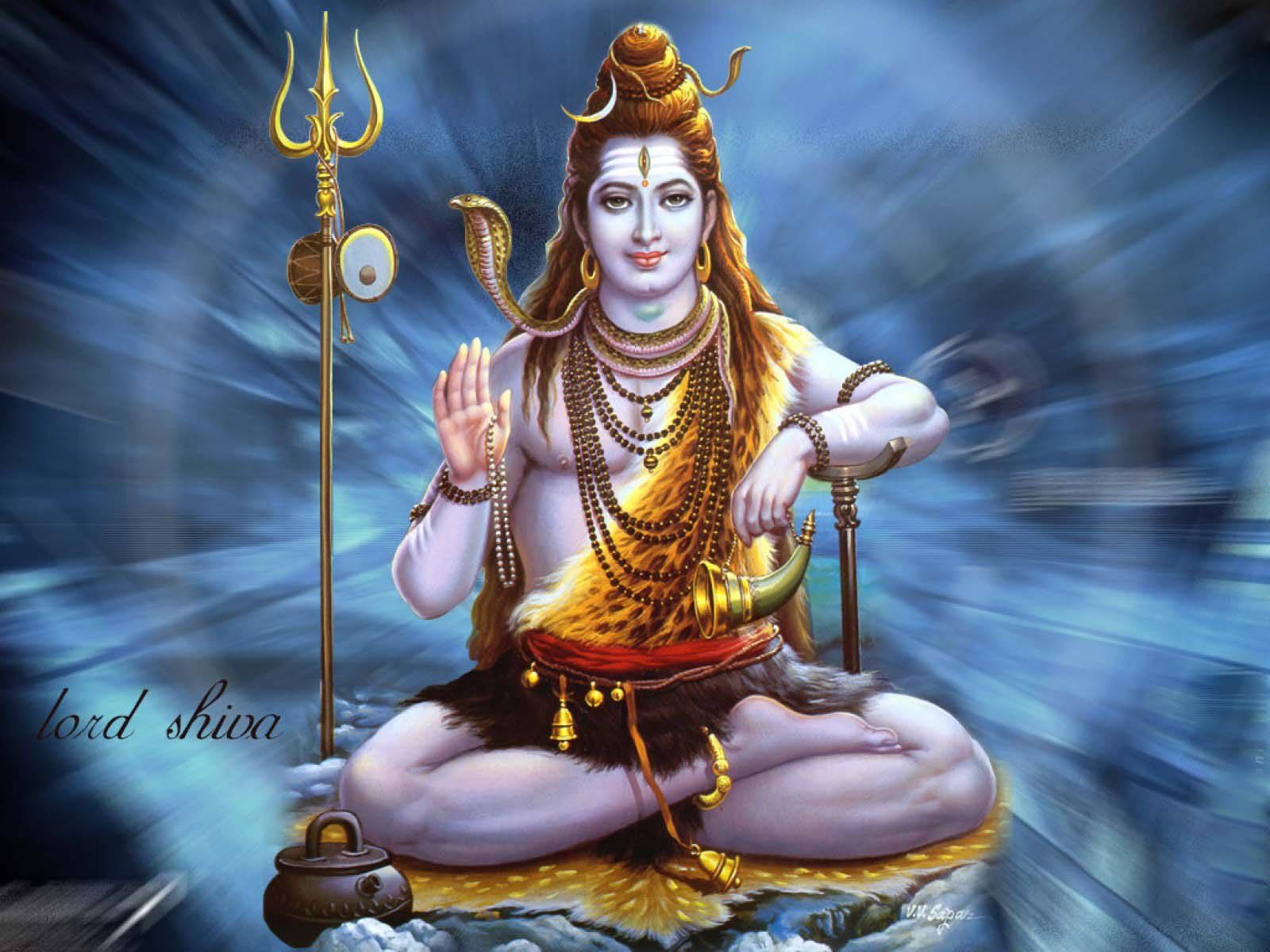 shiv shankar HD 桌布 壁紙 — 濕婆神寧靜地以冥想姿勢坐著，飾有金色飾物和一條眼鏡蛇，手持三叉戟，背景是宇宙藍色能量漩渦。