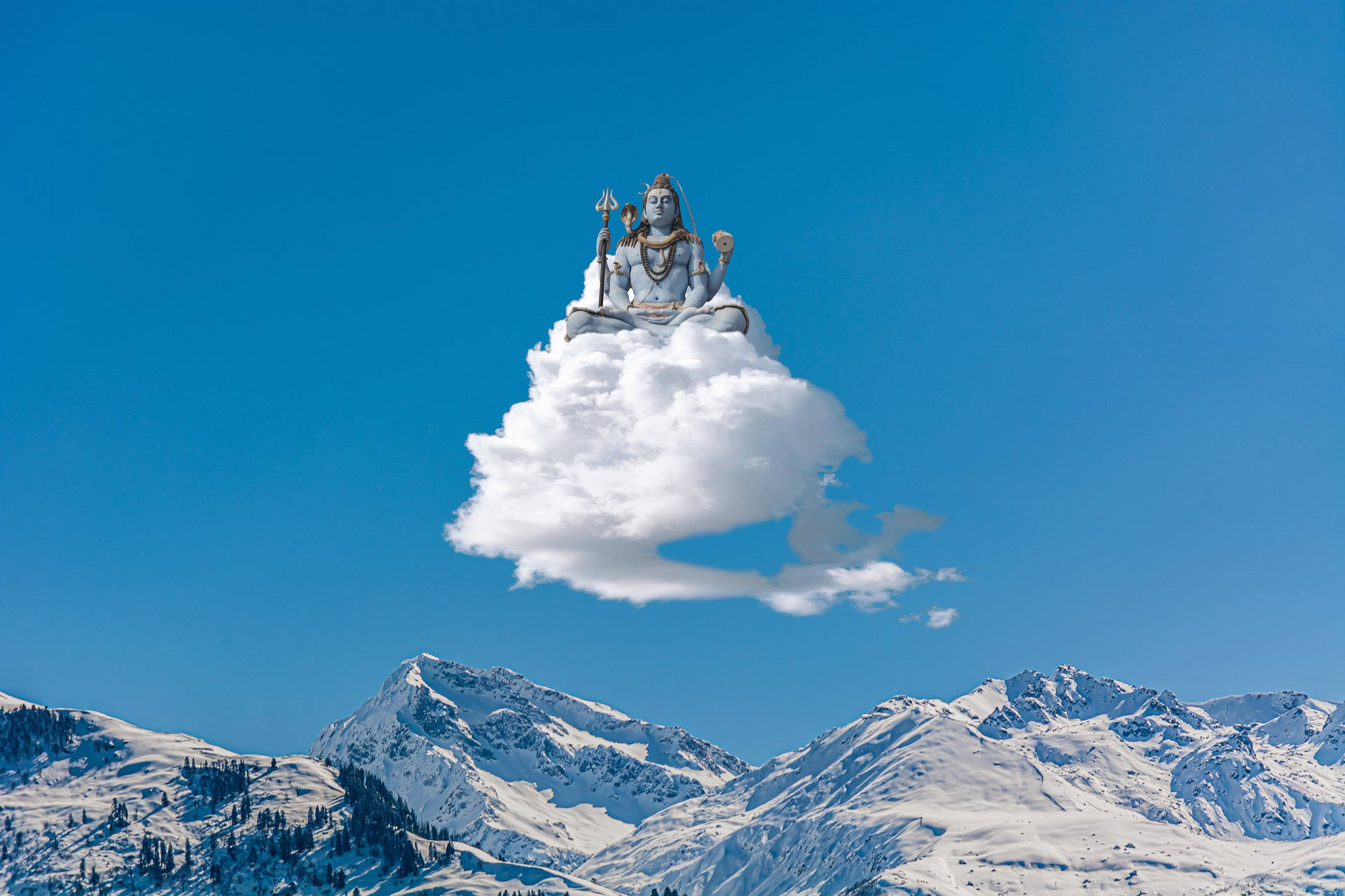 銀色神像在藍天下白雪覆蓋的山脈上方的雲端冥想