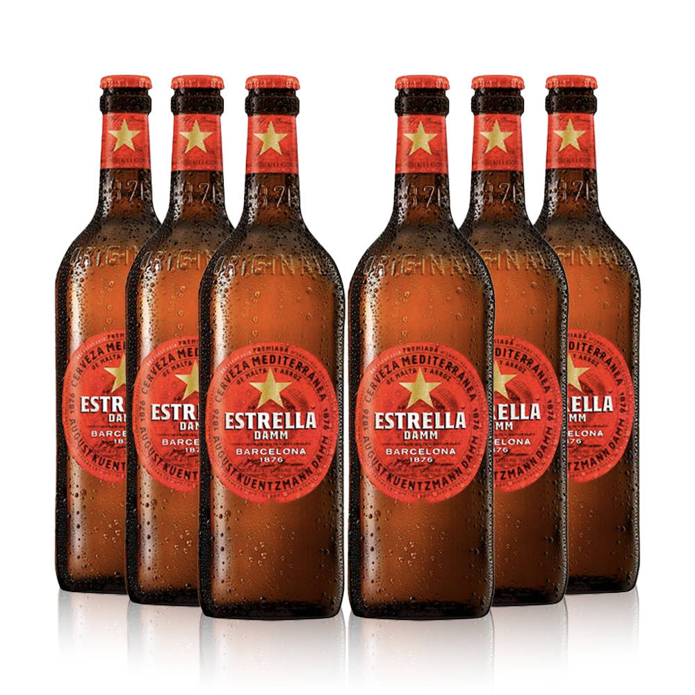 六瓶冰凍的Estrella Damm啤酒瓶排列在白色表面上。