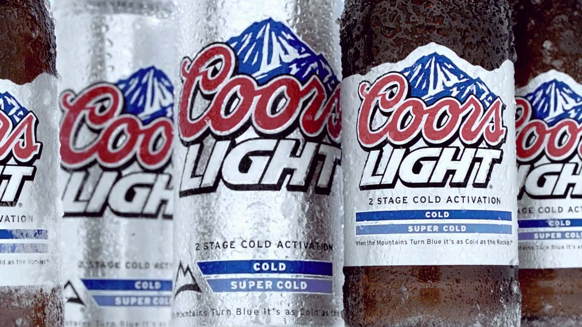 冰凍Coors Light啤酒瓶，帶有冷凝水和山脈標誌標籤。