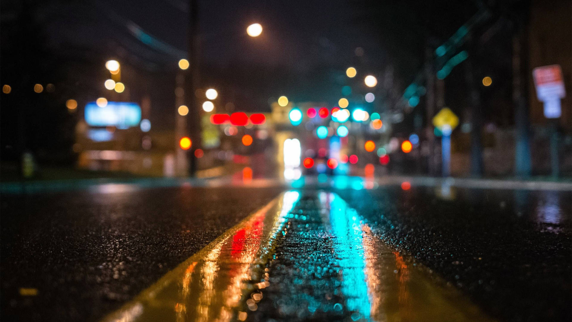 雨夜街道，模糊的彩色燈光在潮濕路面上反射。