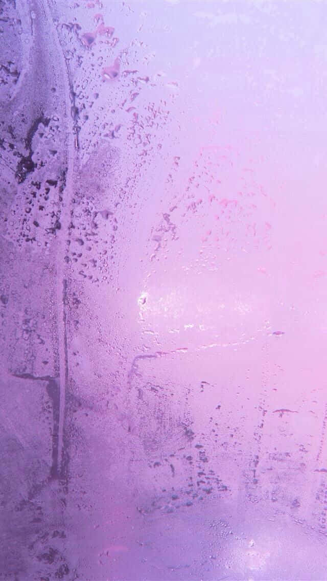 雨滴在紫色調的玻璃窗上流淌。