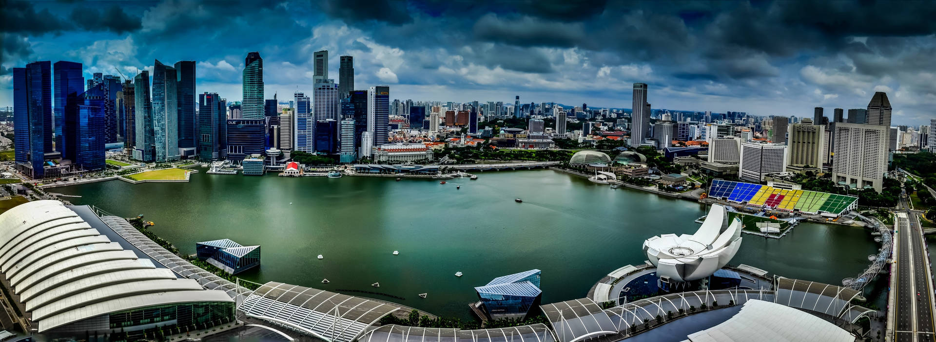 新加坡城市景觀，濱海灣和藝術科學博物館在暴風雨的天空下。