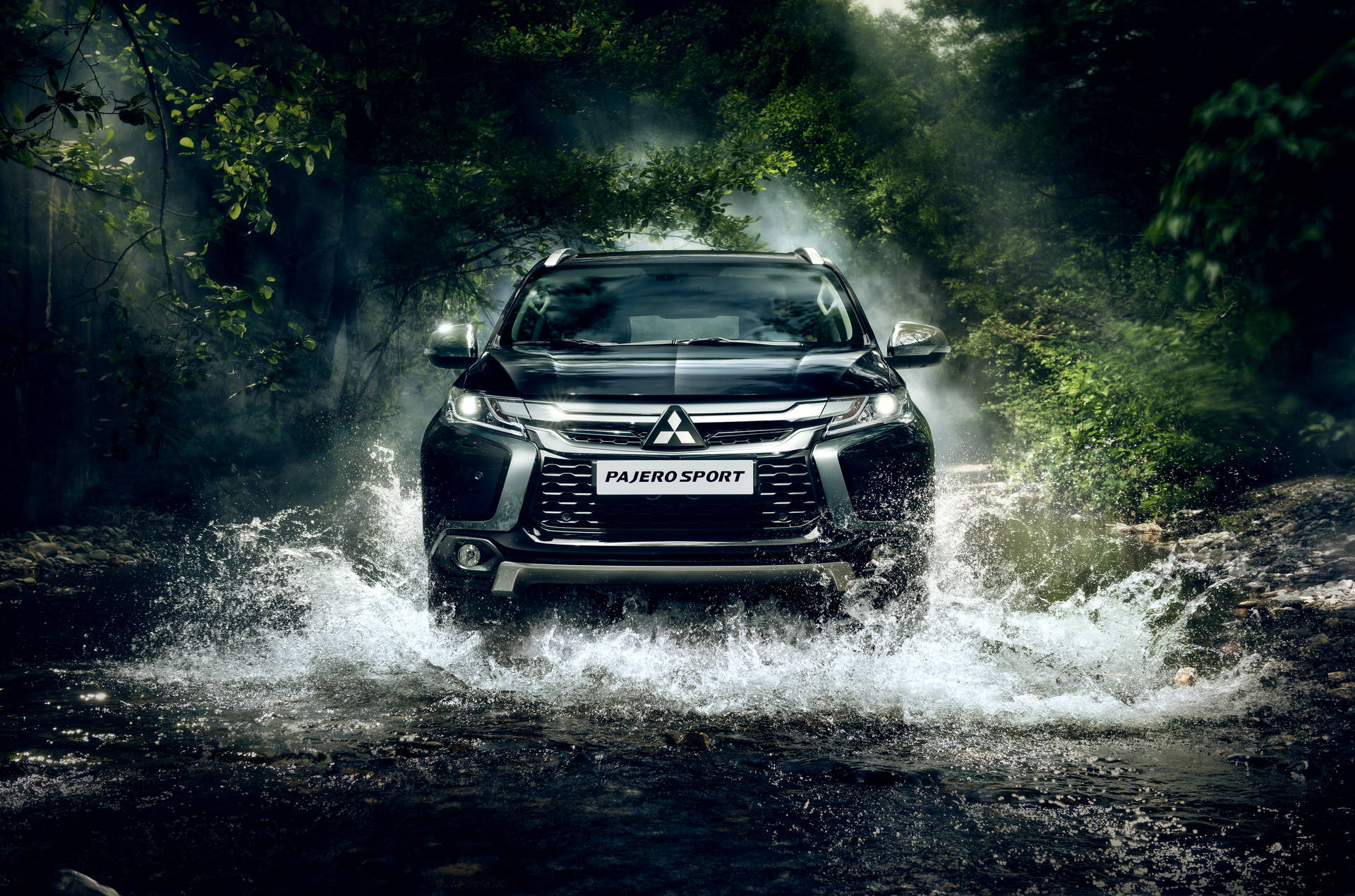 黃昏時分，黑色三菱帕杰羅運動版在森林溪流中行駛。