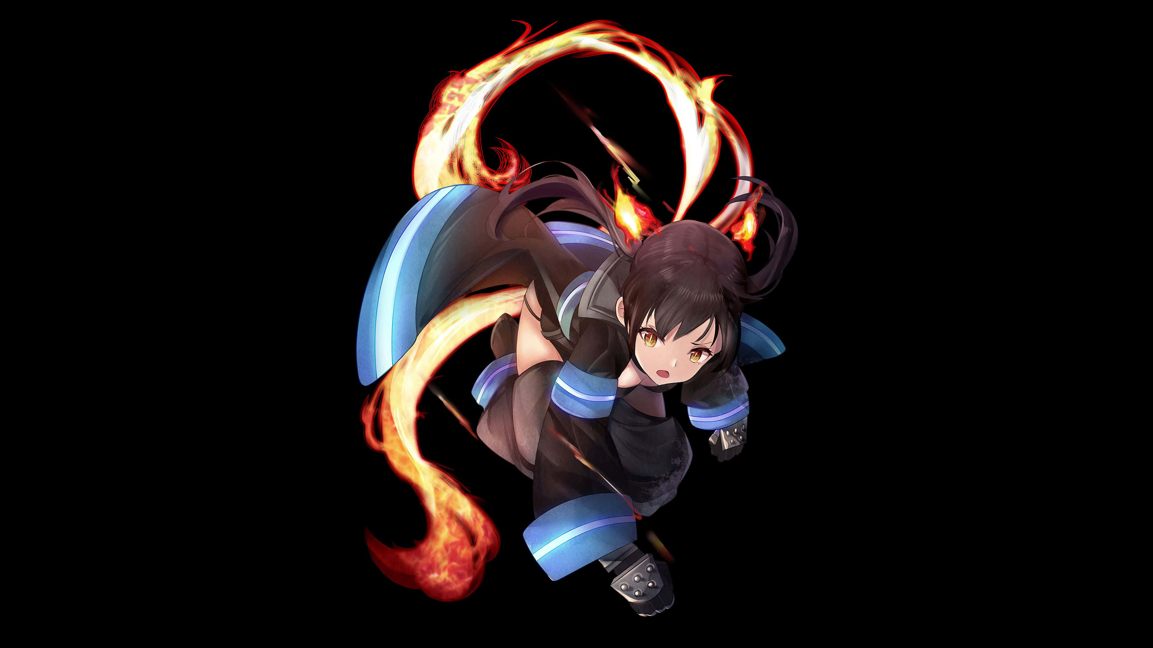 《火力部隊》中一名消防兵對抗東京的超自然火焰 壁紙 — 黑髮藍甲動漫少女在黑色背景下將火焰能量引導至發光環中。