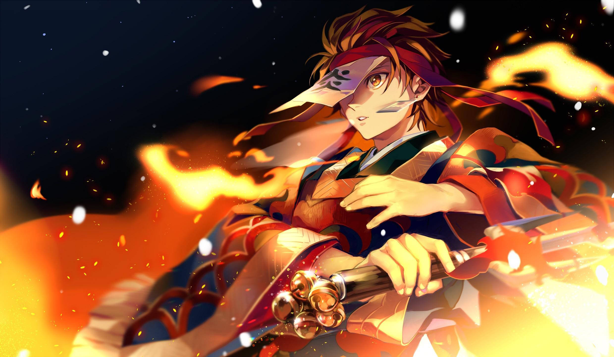 火動畫炭治郎 壁紙 — 一位擁有火焰般頭髮的動漫戰士穿著傳統服飾，在黑暗星空背景下，握著一把發光的劍，周圍環繞著旋轉的火焰和火花。