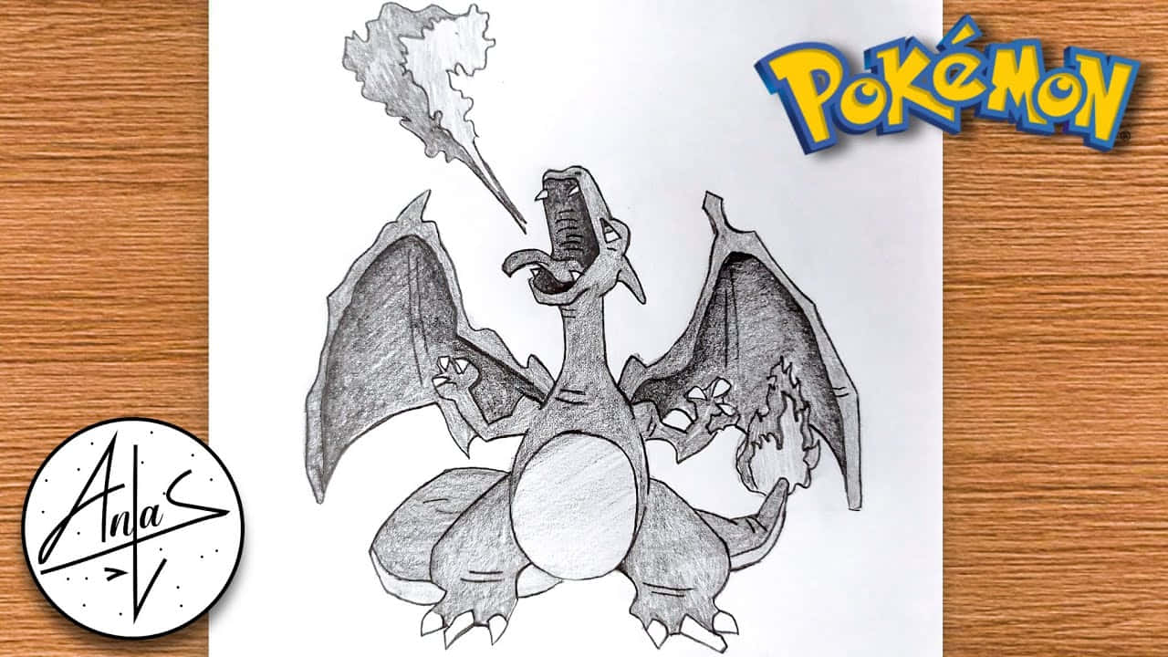 火屬性龍寶可夢：噴火龍 壁紙 — 一幅詳細的鉛筆素描，描繪噴火龍在白紙上噴火，以木質書桌邊緣和寶可夢標誌為框。