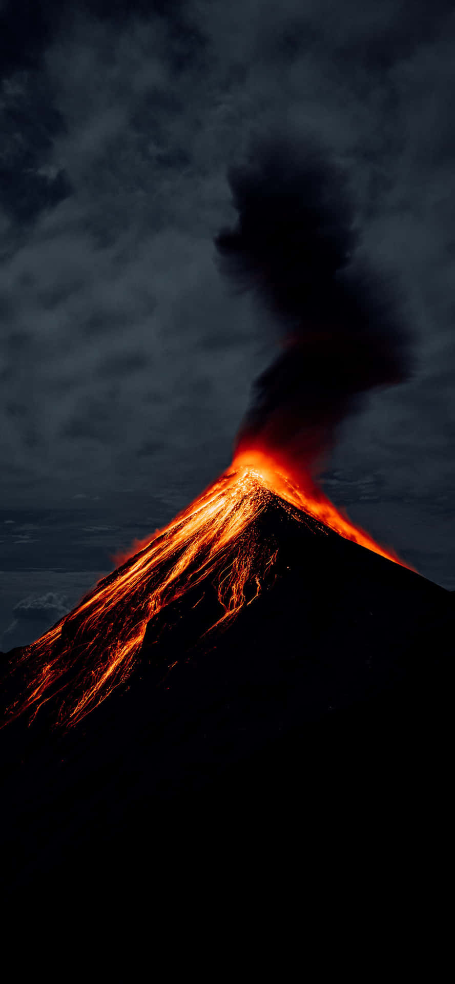 夜間火山爆發，熾熱熔岩和黑煙映襯著暴風雨的天空。