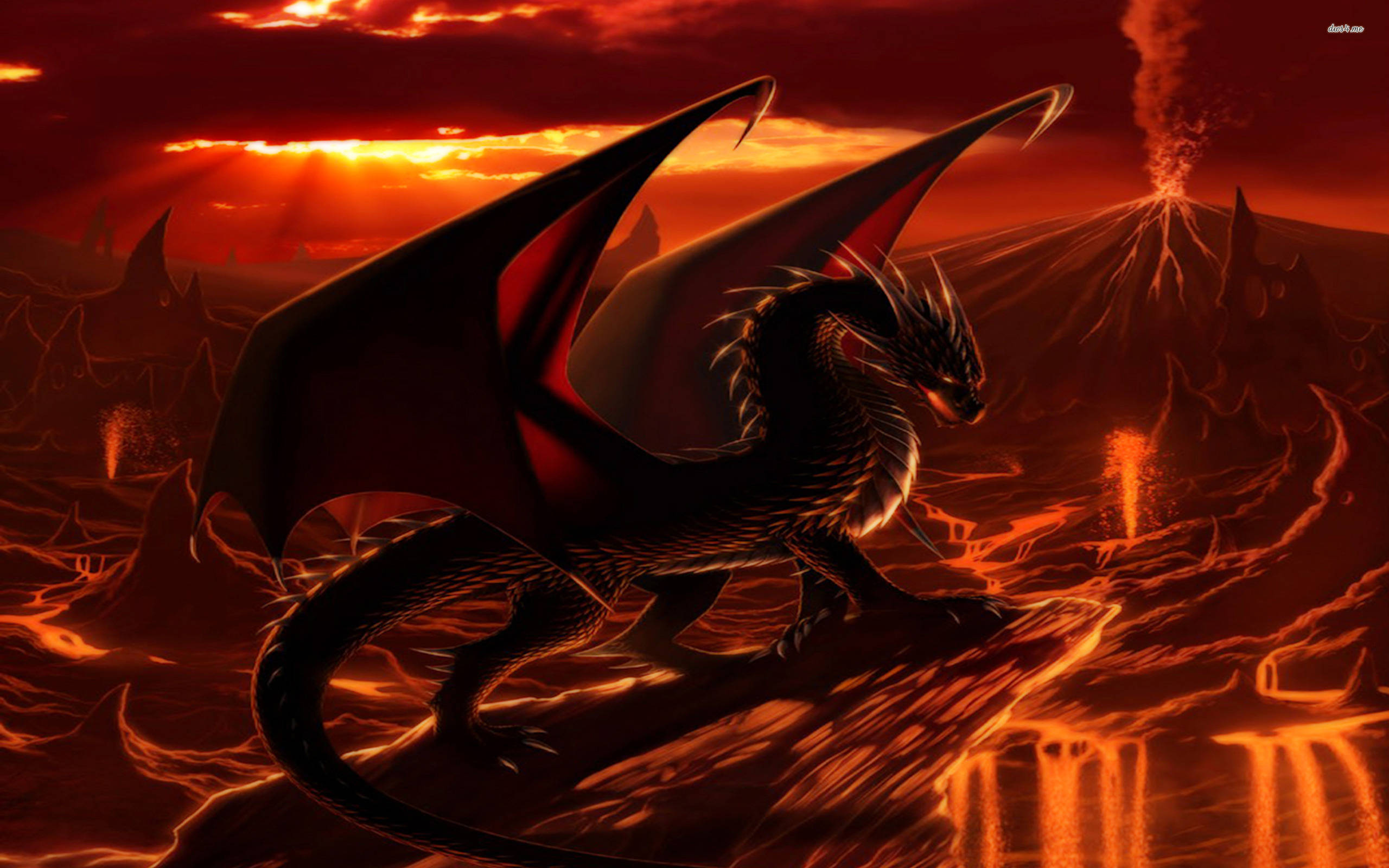 火山熔岩龍 壁紙 — 一條帶有發光眼睛的威脅性黑龍，站在熔岩流上，背景是火紅的日落天空。