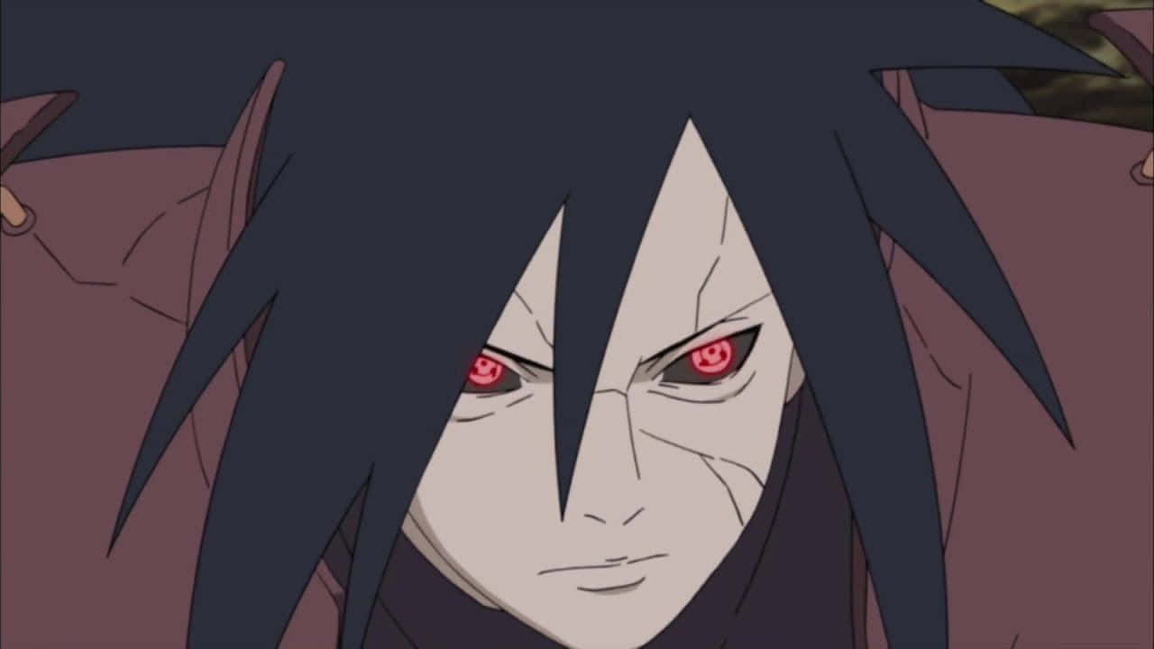 《火影忍者》中 Madara Uchiha 的戰鬥姿態 壁紙 — 動漫角色特寫，深色頭髮，紅色發光眼睛，展現強烈專注。
