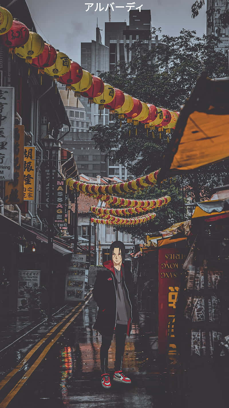 《火影忍者》宇智波鼬東京燈籠夜景 壁紙 — 一個孤獨的動漫角色走在雨中的城市小巷，兩旁掛滿紅色和黃色的燈籠和發光的招牌。