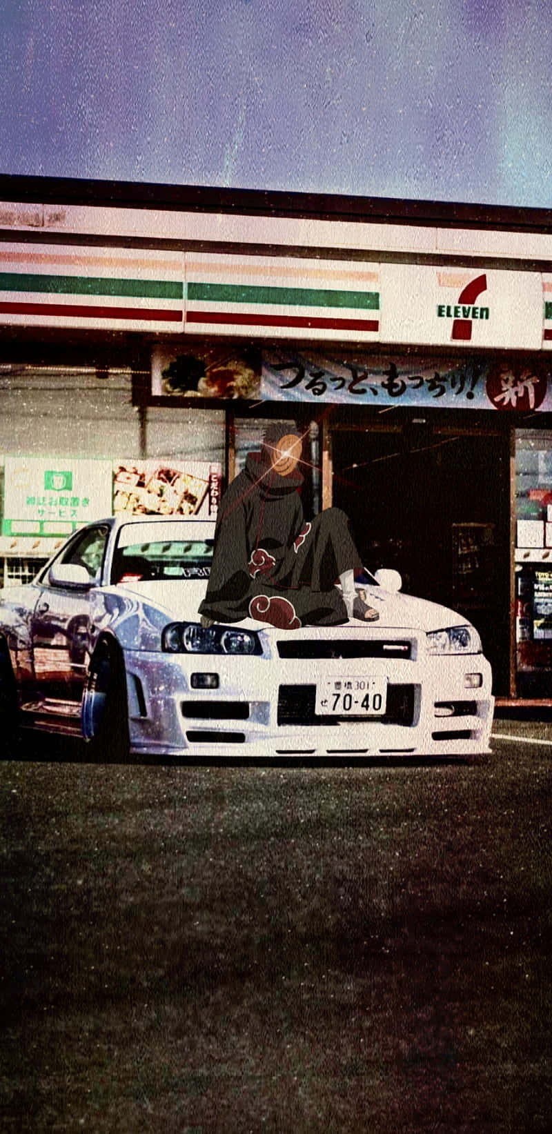 黑色斗篷動漫角色坐在白色跑車上，在夜間7 Eleven外。