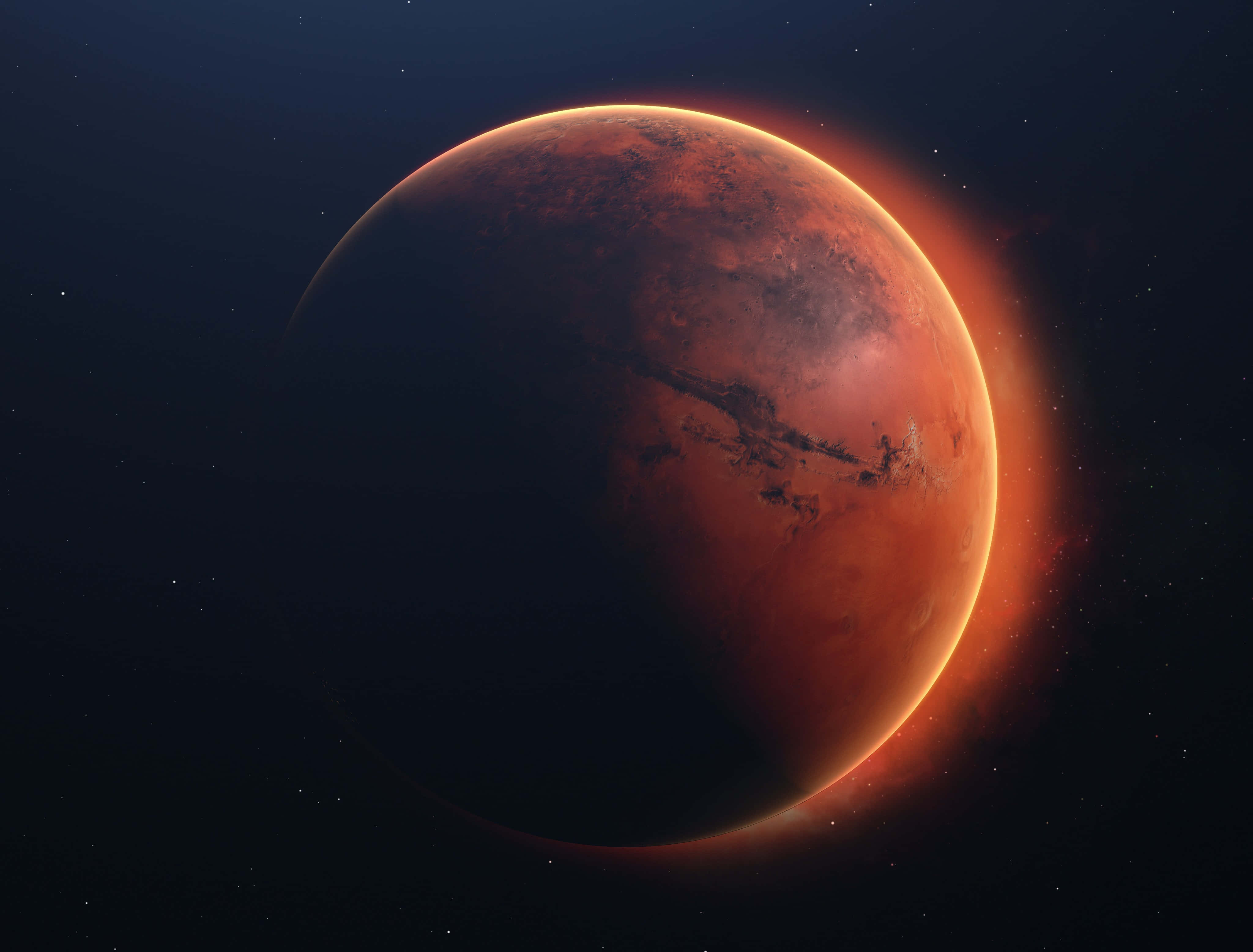 火星4K光暈 壁紙 — 令人嘆為觀止的火星景色，在繁星點點的宇宙背景下散發著橙色邊緣的光芒。