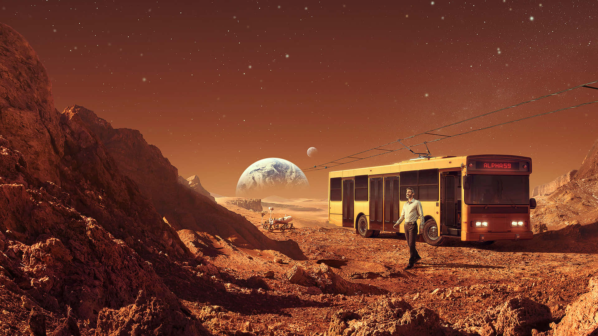 火星巴士圖片 壁紙 — 一架黃色巴士停在生鏽的火星峽谷上，一名男子在星空下走在它旁邊，遠處可見地球。