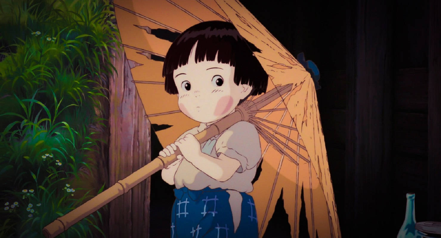 火災飛蛾：斷傘少女 壁紙 — 一個短黑髮的女孩在一個光線昏暗的木門廊中，手持發光的橙色雨傘，周圍環繞著茂密的綠色植物。