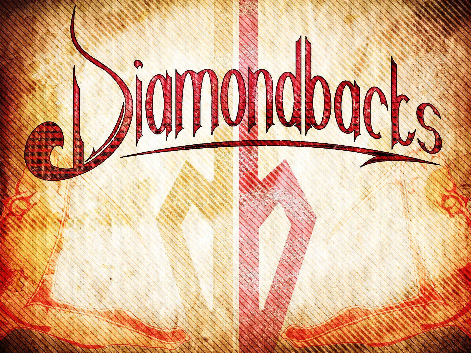 火焰字體亞利桑那響尾蛇 壁紙 — 復古風格的 'Diamondbacks' 標誌，紅色和米色，帶有紋理背景和風格化的蛇形圖案。