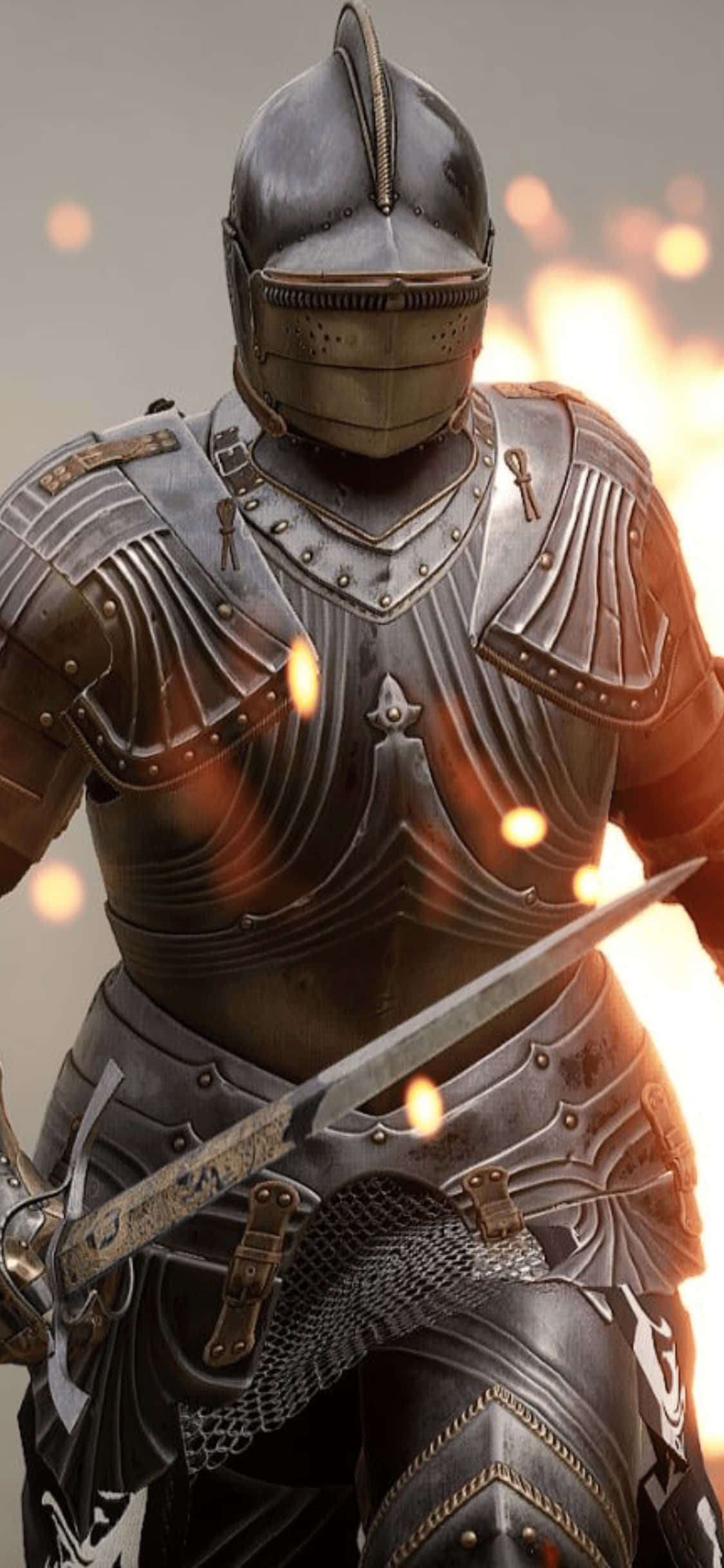 火焰效果 iPhone XS Mordhau 背景 壁紙 — 一位身穿精細金屬盔甲的騎士手持劍，熾熱的餘燼在朦朧的背景中閃耀。