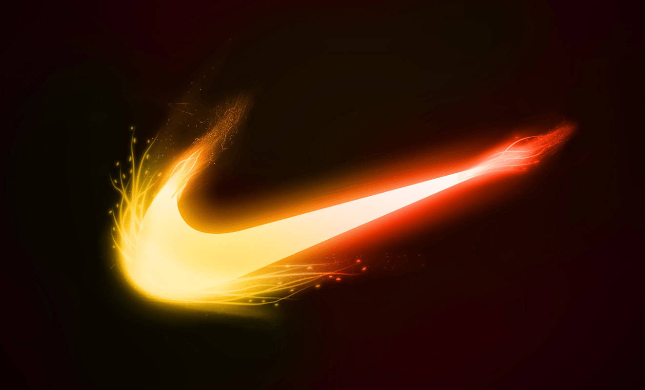 火焰效果酷炫耐克標誌 壁紙 — 一個發光的Nike勾號在黑暗背景上劃過，帶有火熱的橙色和黃色光跡。