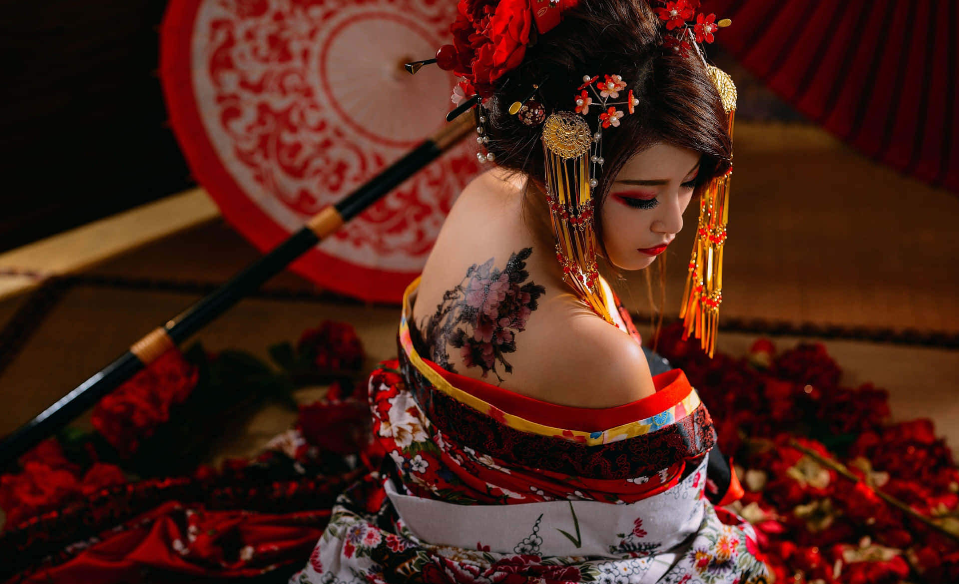 一位穿著傳統日本連衣裙的女性，帶有花卉紋身和紅色配飾，被花瓣環繞。