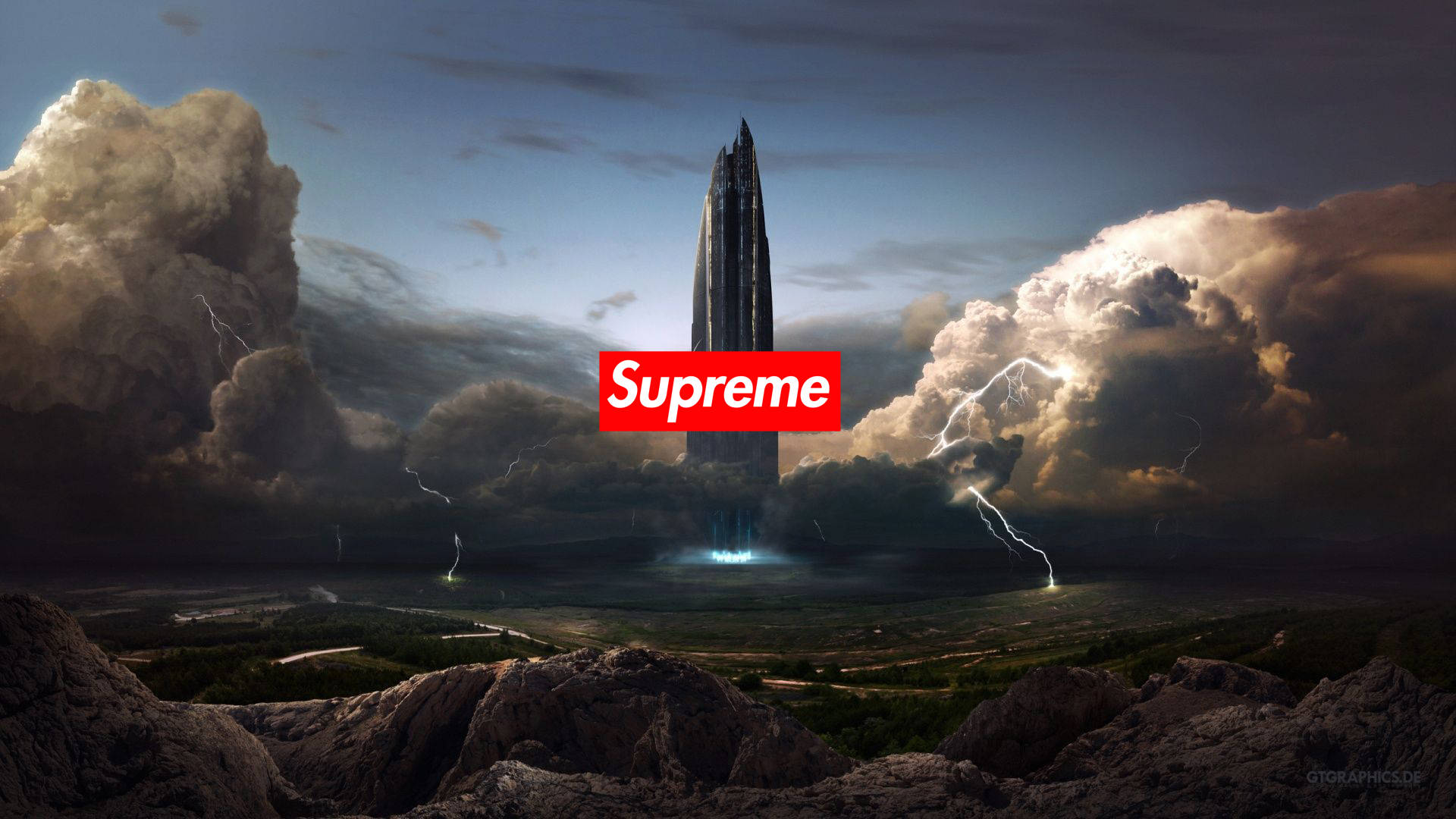 火箭船升空背景上的 Supreme 標誌 壁紙 — 一座高聳的摩天大樓從暴風雨景觀中升起，閃電在發光的底座周圍閃爍，紅色 Supreme 標誌位於天空中央。