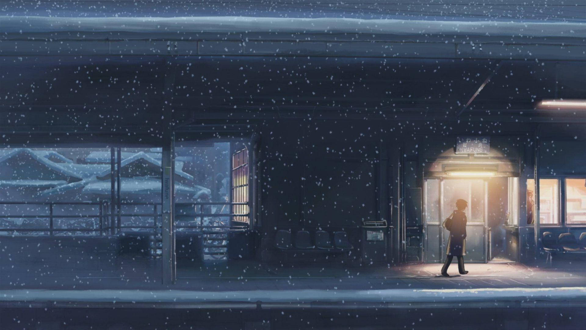 一個人在夜晚的雪地火車站中，在溫暖燈光下行走。