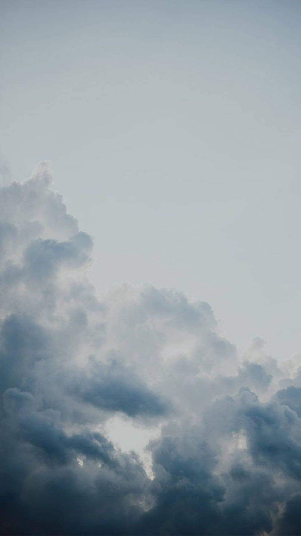戲劇性的灰色和藍色暴風雲佈滿暮色天空。