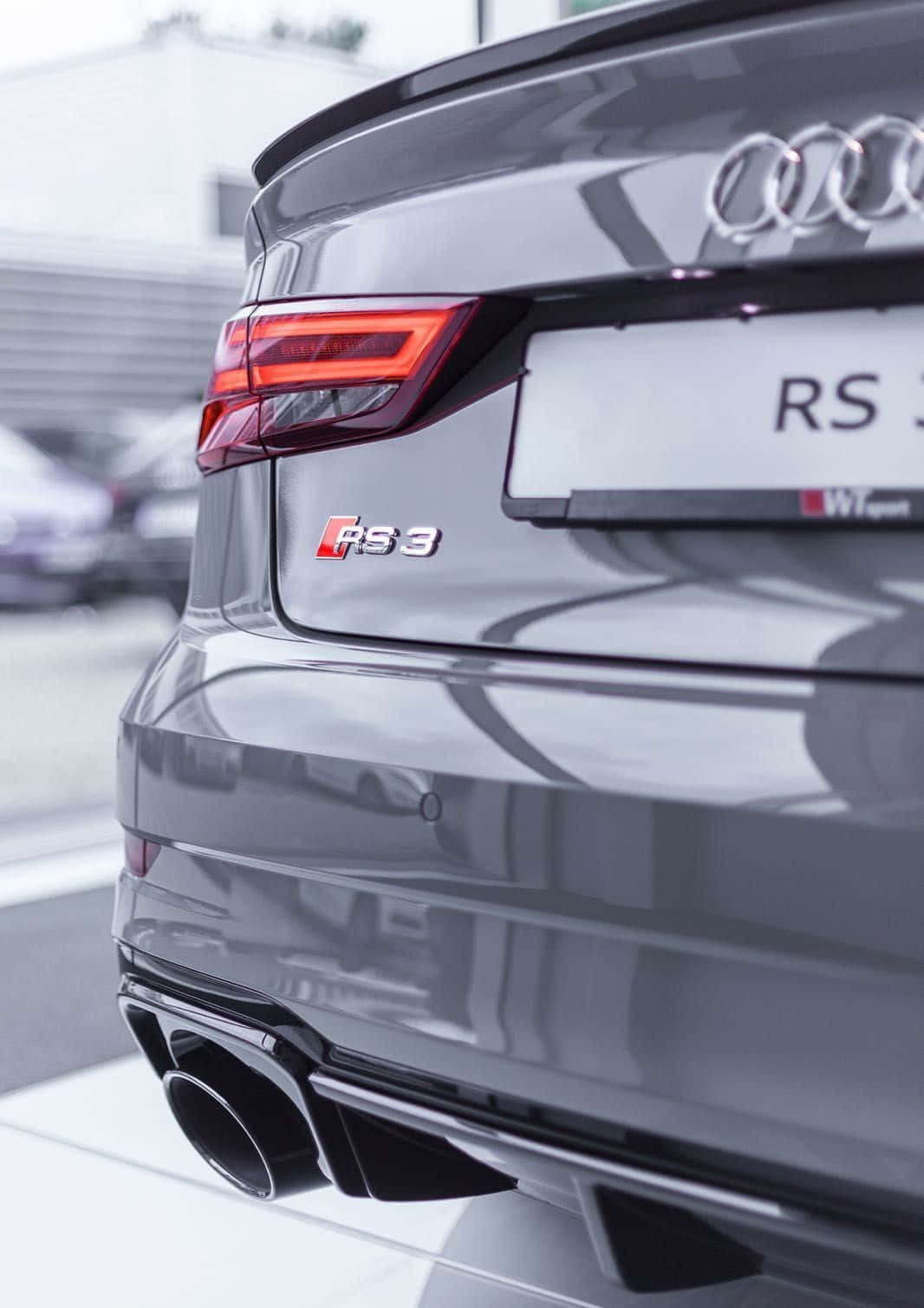 Audi Rs3 桌布 壁紙 — 灰色奧迪RS3房車的尾部特寫，展現其運動型排氣管和銳利的尾燈。