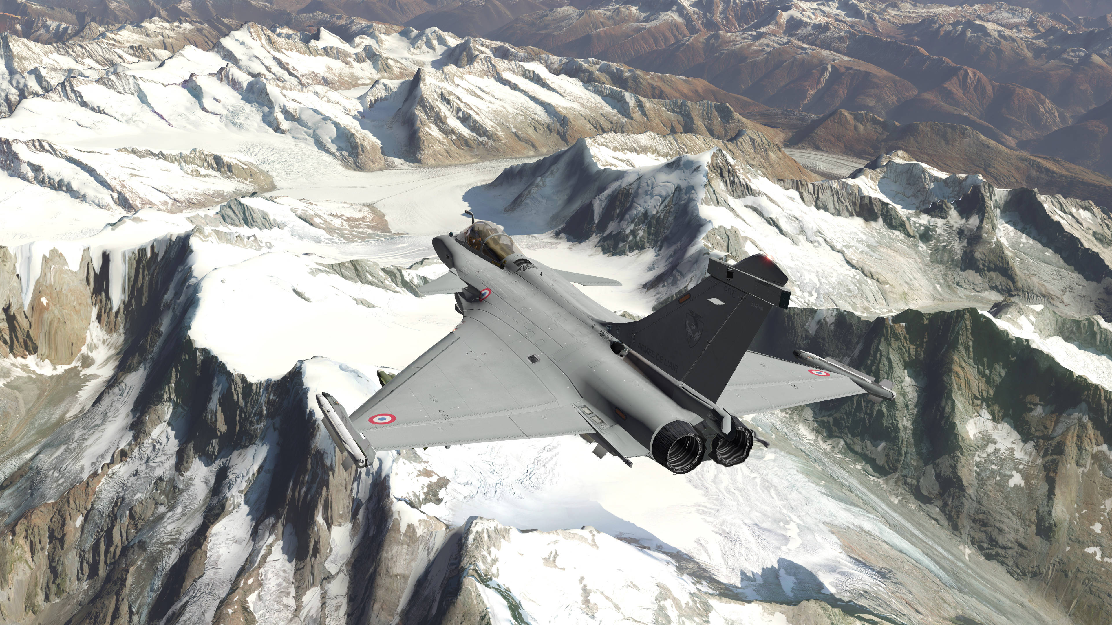 灰色小型戰鬥機 壁紙 — 一架流線型戰鬥機在積雪的山峰、冰川和崎嶇地形上空翱翔。