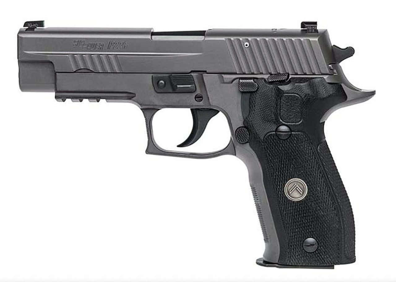 黑色Sig Sauer P226手槍的攝影棚拍攝，帶有紋理握把和金屬飾面。