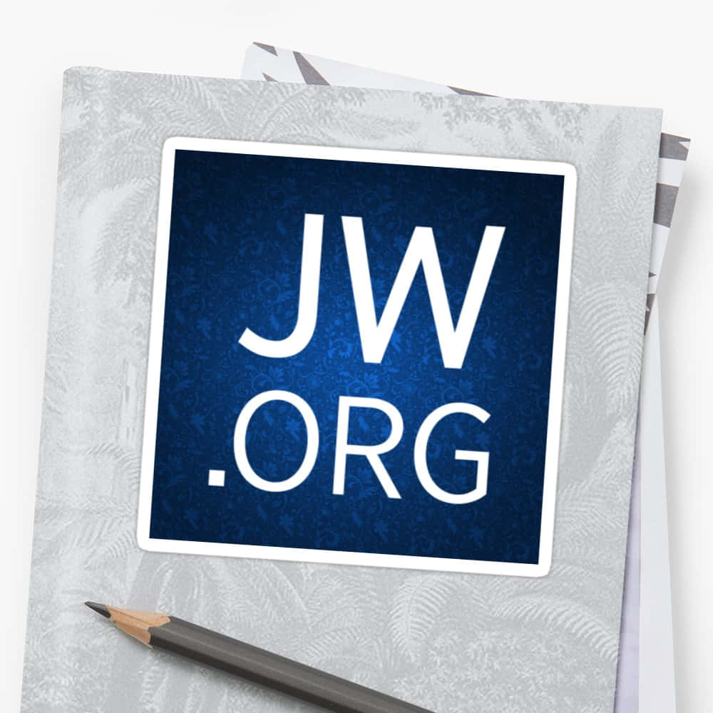 JW.ORG貼紙在灰色筆記本上，旁邊有鉛筆