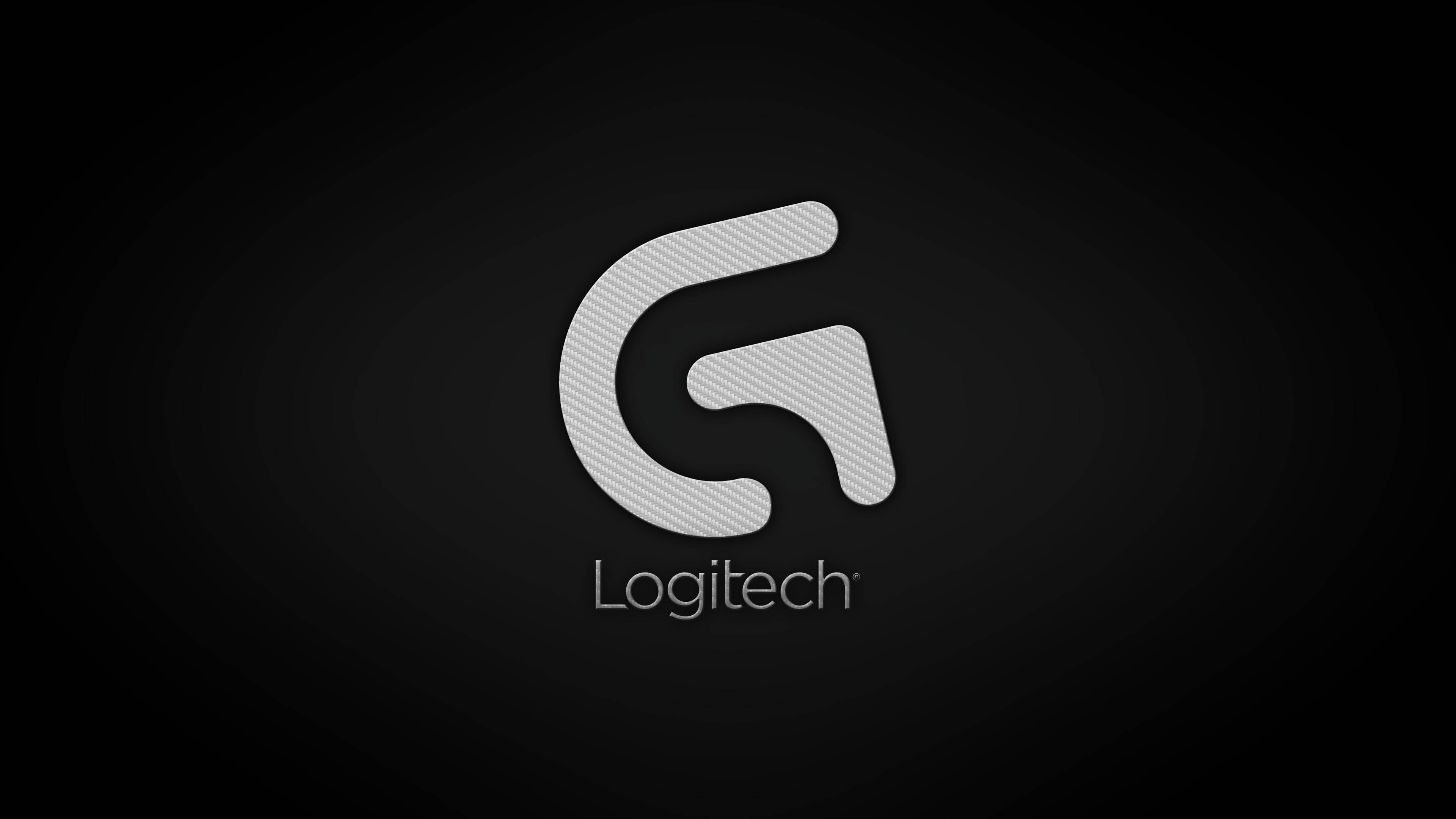 灰色羅技標誌 壁紙 — 一個時尚的銀色Logitech標誌，帶有碳纖維紋理，居中在深色漸變背景上。