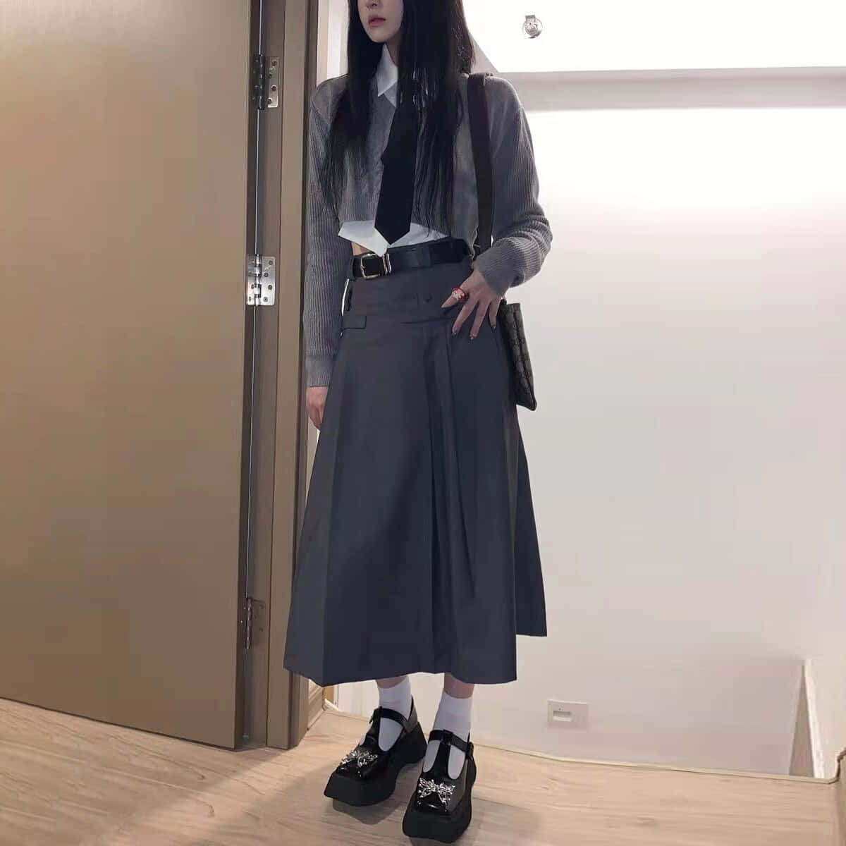「灰色美學之美，在於其簡約。」 壁紙