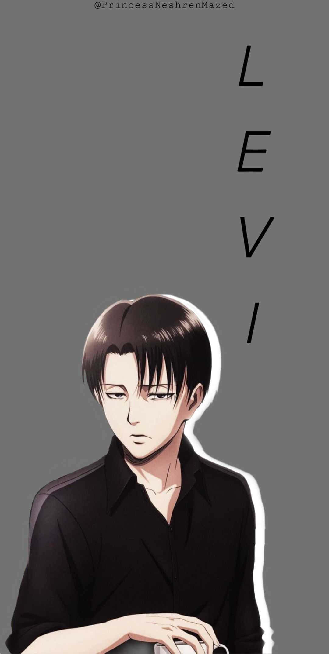 灰色背景的利維頭像 壁紙 — 動漫角色Levi，黑髮，表情嚴肅，身穿黑色襯衫，灰色背景，名字垂直排列。