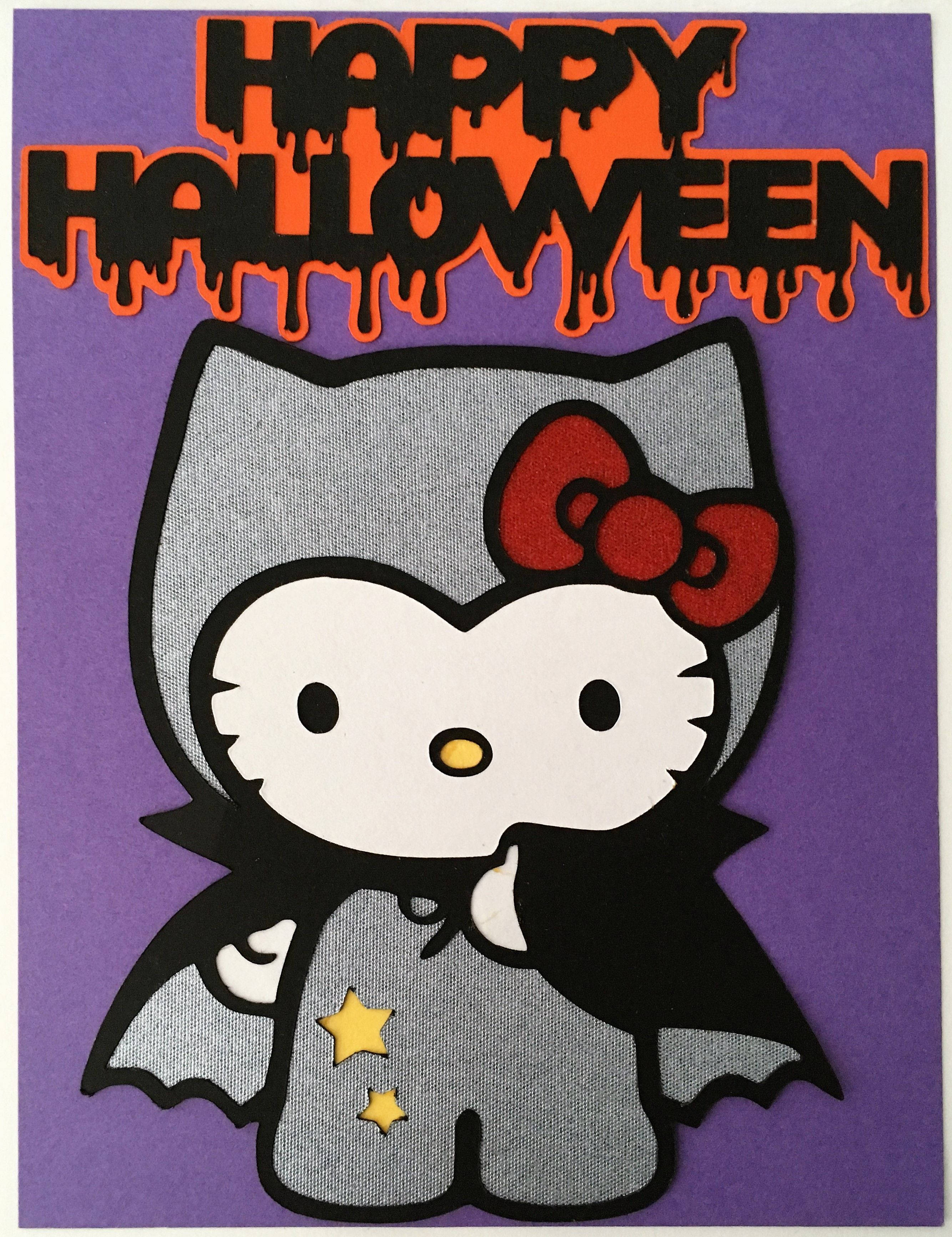 灰色蝙蝠Hello Kitty萬聖節 壁紙 — Hello Kitty 打扮成吸血鬼，帶有蝙蝠翅膀和星星，背景為紫色，帶有滴落的萬聖節文字。