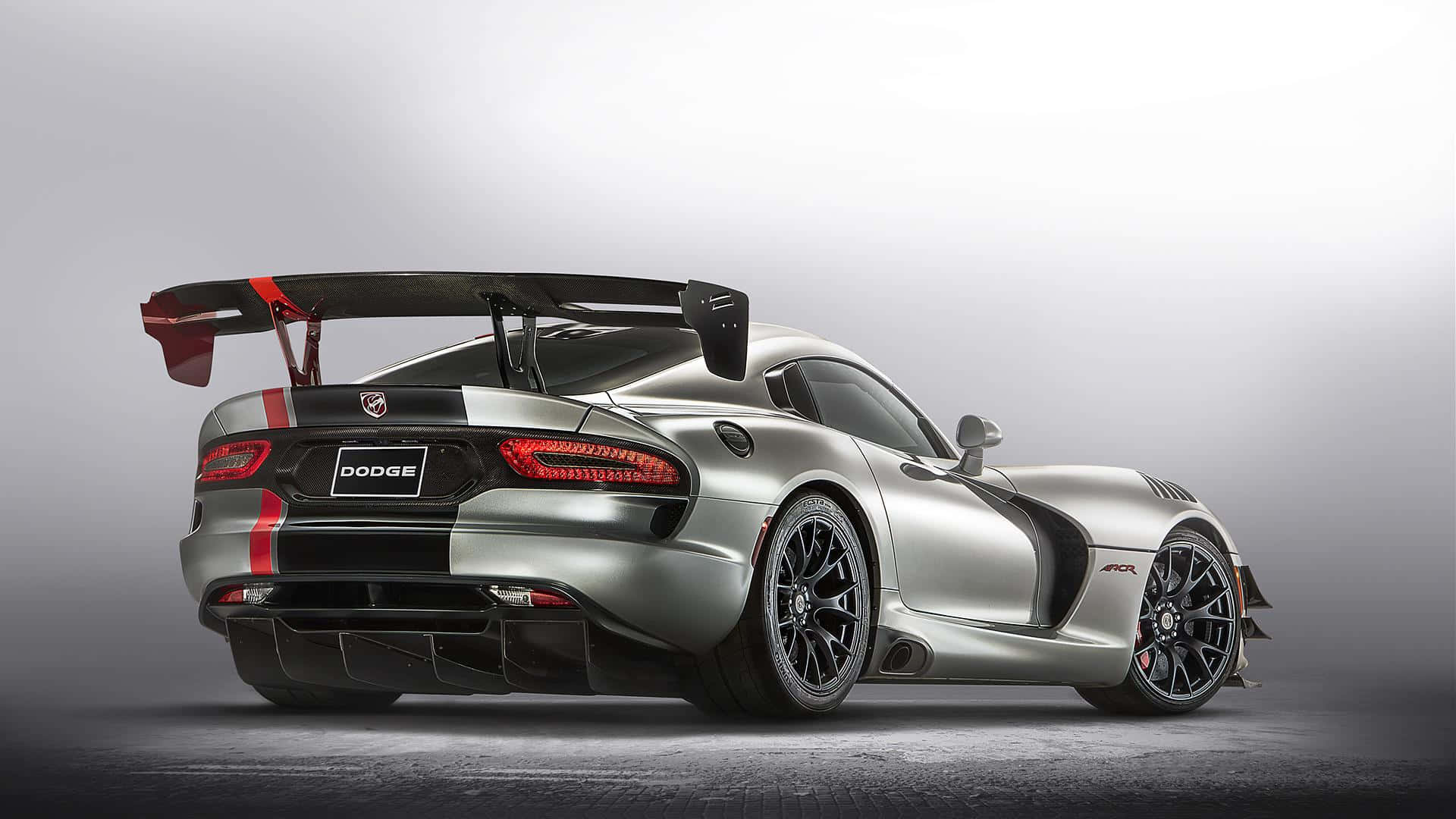 銀色Dodge Viper ACR跑車，帶有紅色點綴和大型後擾流板，在工作室環境中。