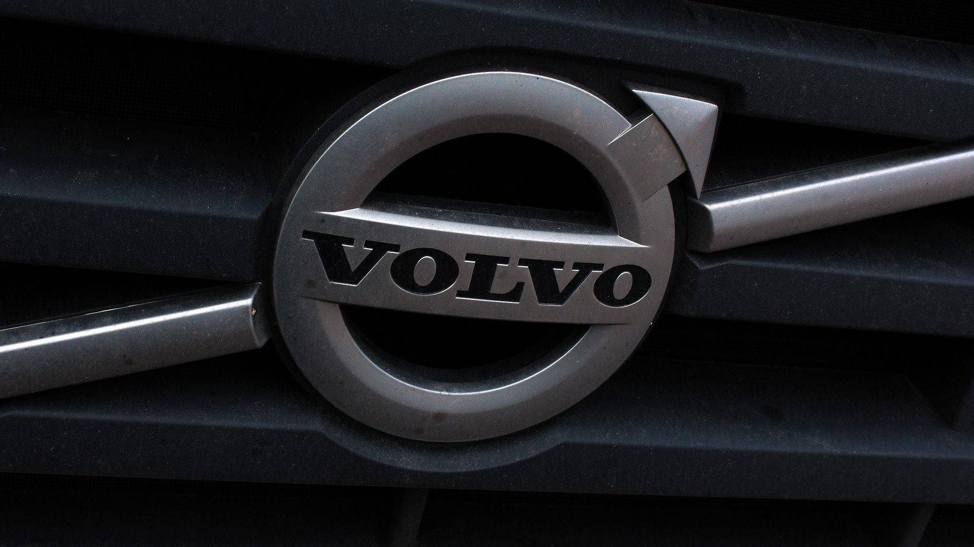深色格柵上的 Volvo 汽車標誌，金屬飾面。