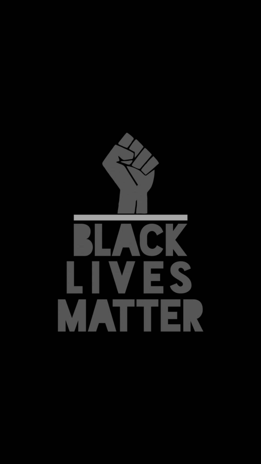 舉起的拳頭位於灰色 'BLACK LIVES MATTER' 文字上方，背景為黑色。