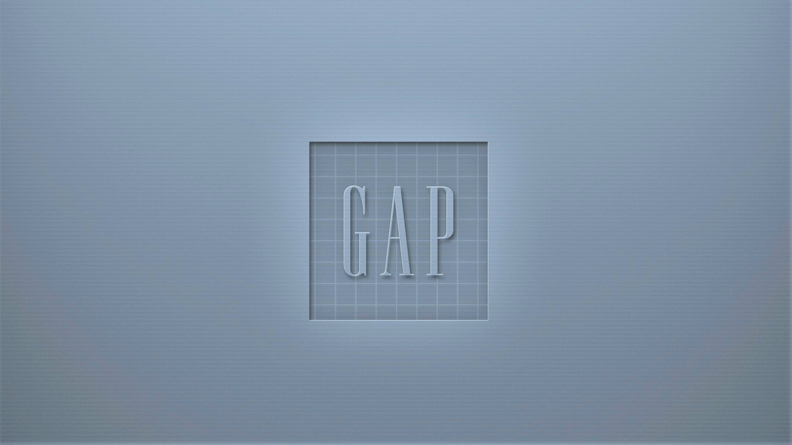 灰藍色 Gap 標誌壁紙 壁紙 — 簡約灰色背景，帶有微妙的網格圖案，以及正方形框架內居中凸起的銀色字母GAP。