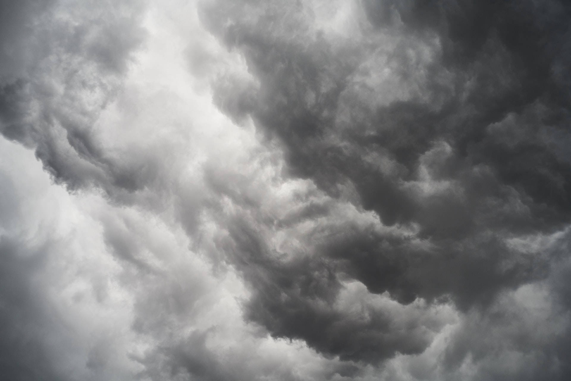 灰調多雲天空 壁紙 — 戲劇性的單色雲在暴風雨的天空中湍急地旋轉。