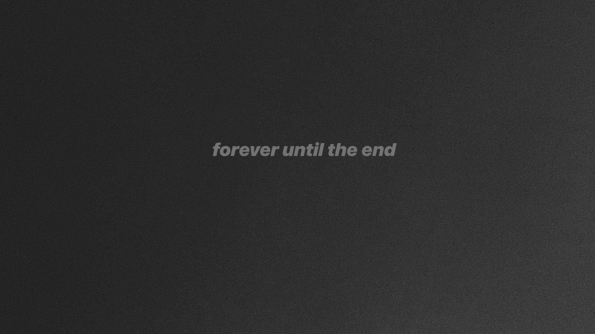 灰調文字壁紙 壁紙 — 簡約深灰色紋理背景，中央有微弱文字顯示「forever until the end」。
