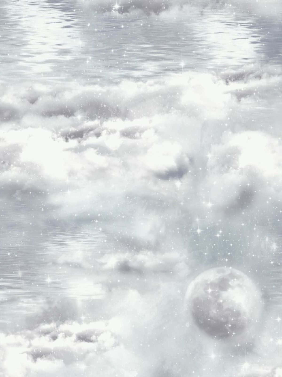 一輪發光的月亮倒映在水中，周圍環繞著雲朵和星星。