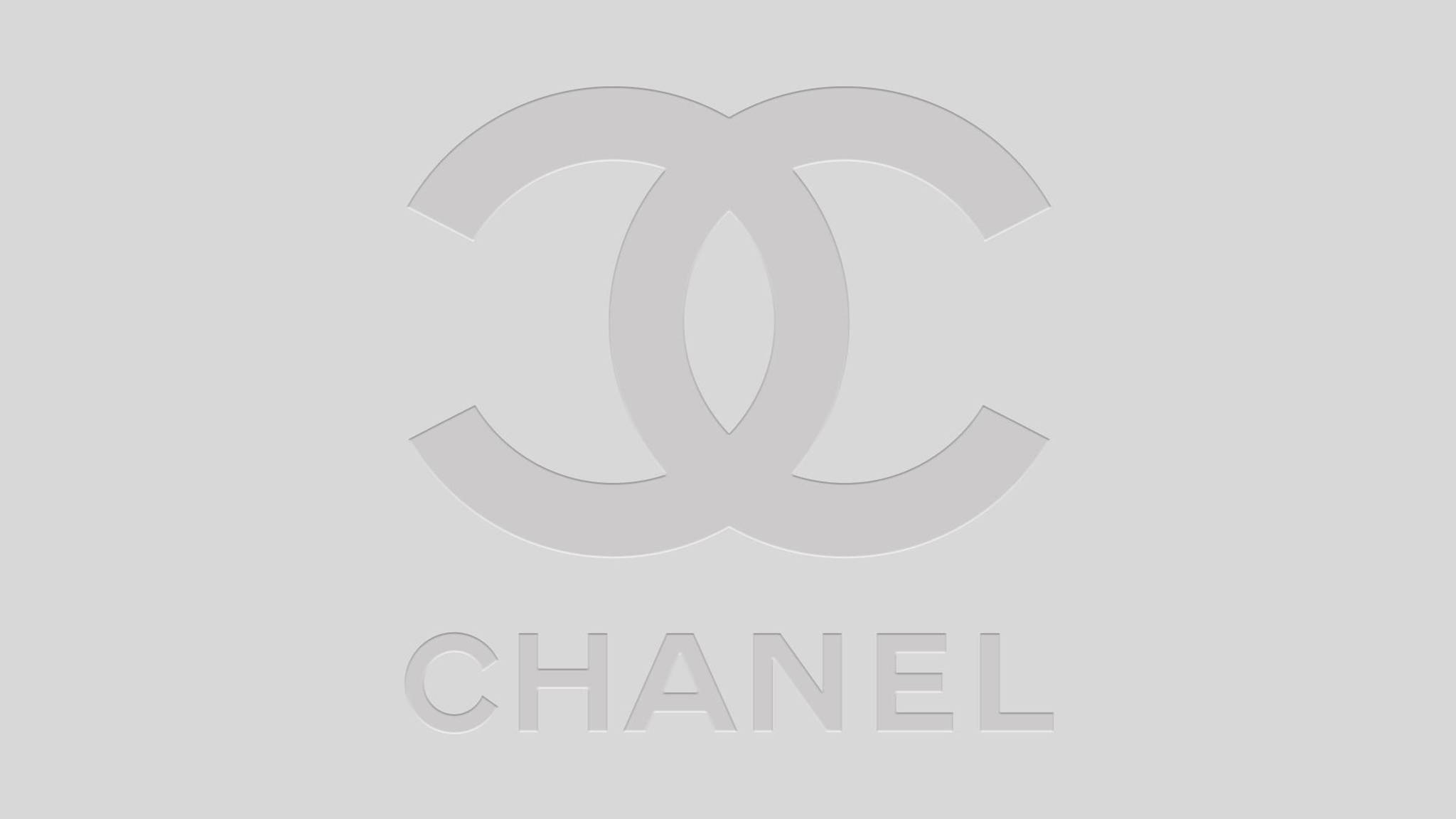 灰調香奈兒標誌 壁紙 — 極簡灰色 Chanel 標誌居中於純淺灰色背景上。
